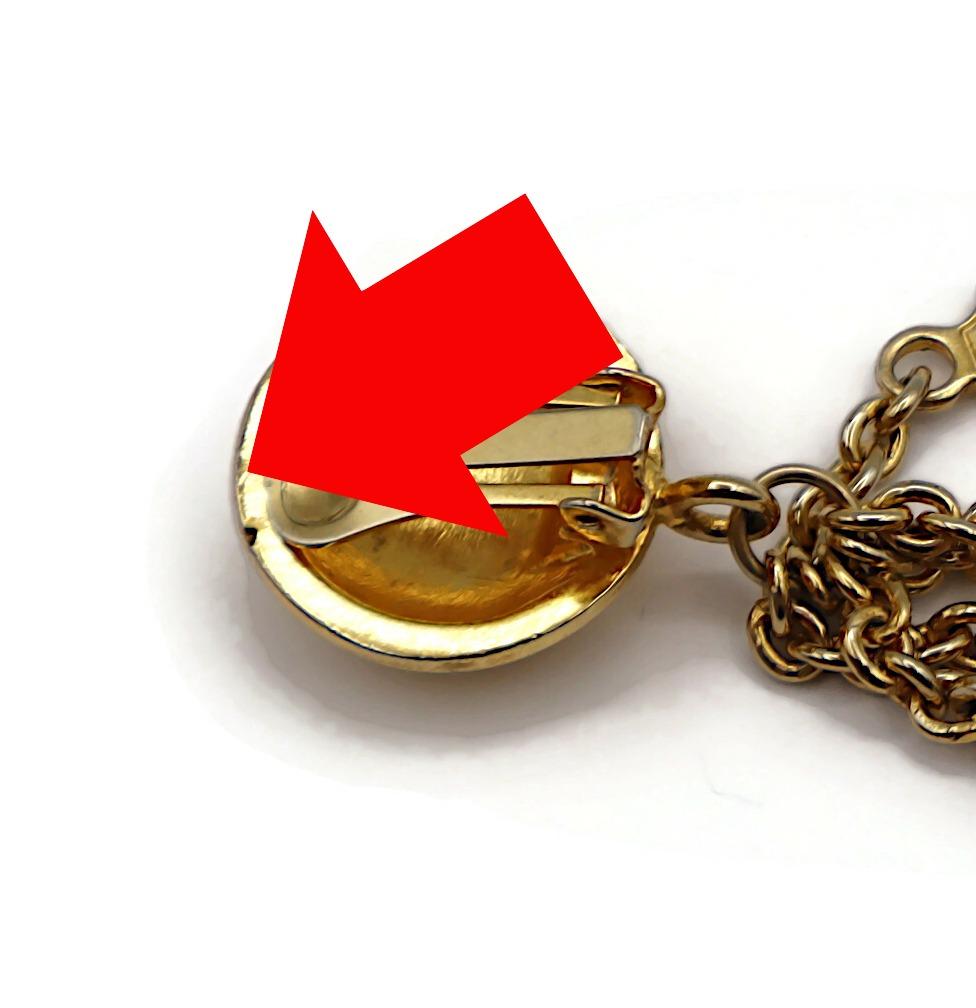 MCM (Atribuido a) Pendientes colgantes con dijes vintage en tono dorado en venta 16