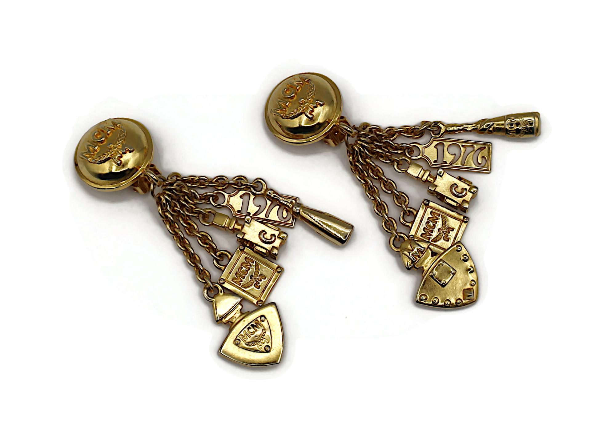 MCM (Atribuido a) Pendientes colgantes con dijes vintage en tono dorado en Bastante bueno estado para la venta en Nice, FR