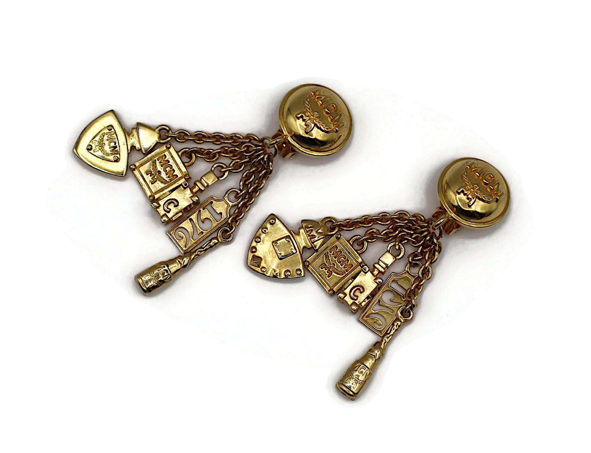 MCM (Atribuido a) Pendientes colgantes con dijes vintage en tono dorado en venta 1