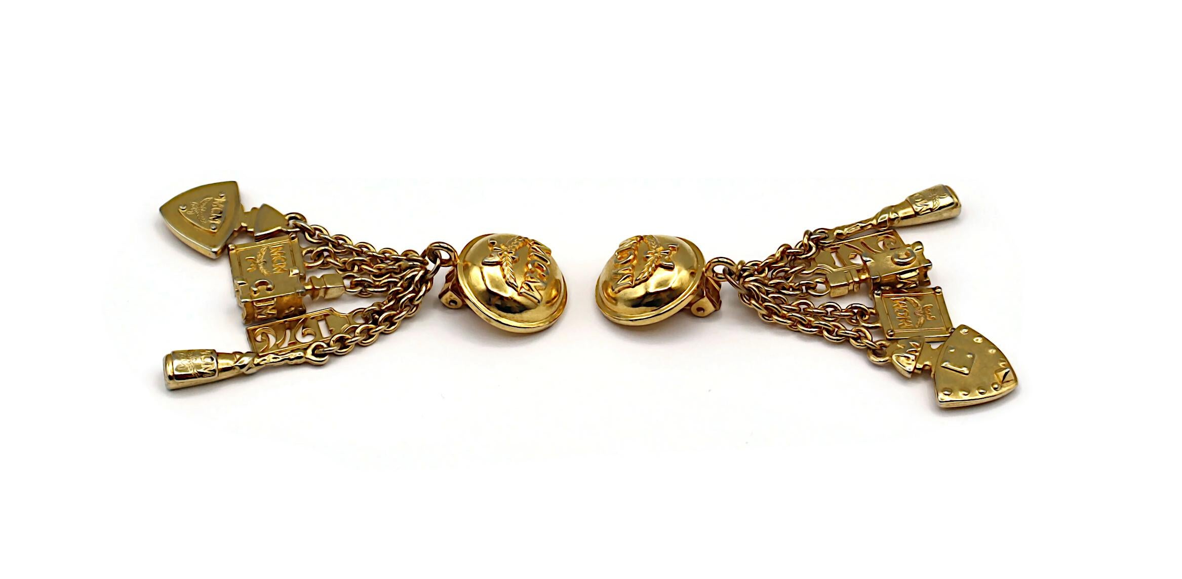 MCM (Atribuido a) Pendientes colgantes con dijes vintage en tono dorado en venta 2