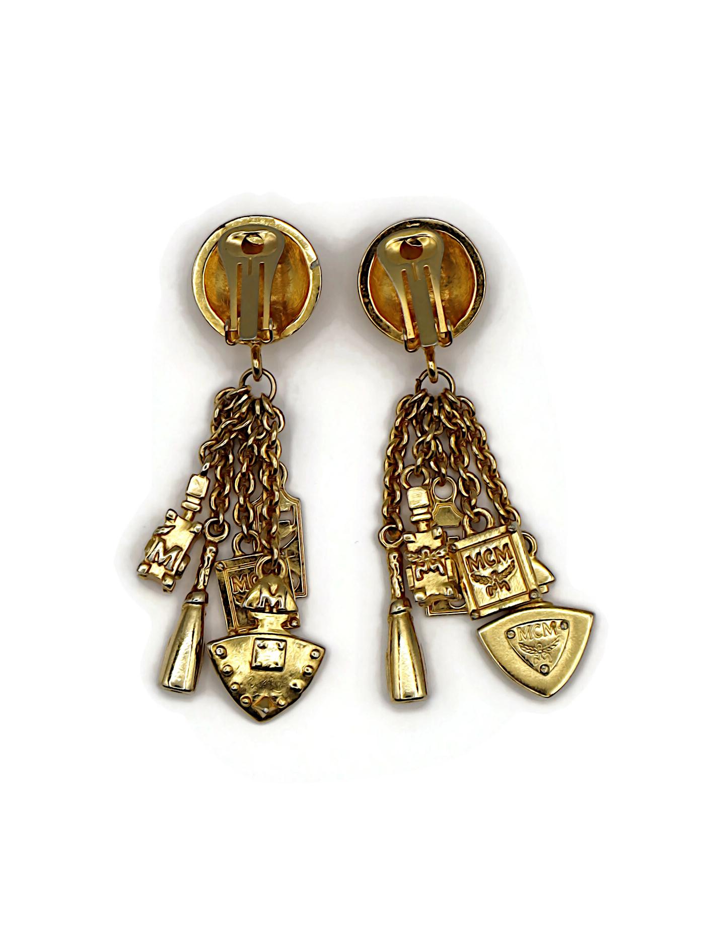MCM (Atribuido a) Pendientes colgantes con dijes vintage en tono dorado en venta 3
