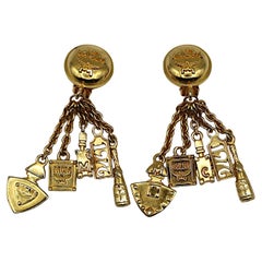 MCM (Atribuido a) Pendientes colgantes con dijes vintage en tono dorado