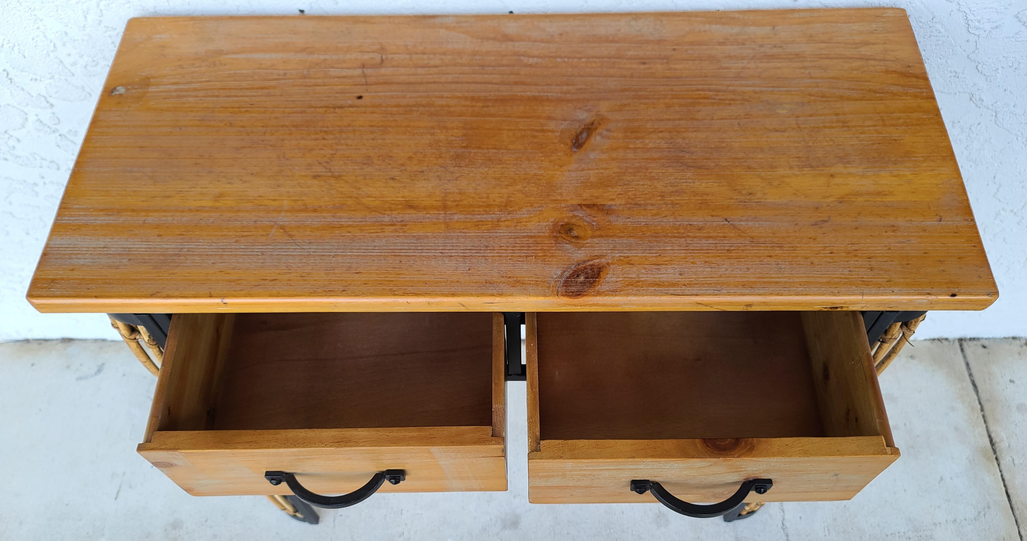 Fait main Table de canapé console à 2 tiroirs en bambou, rotin, bois et fer forgé MCM en vente