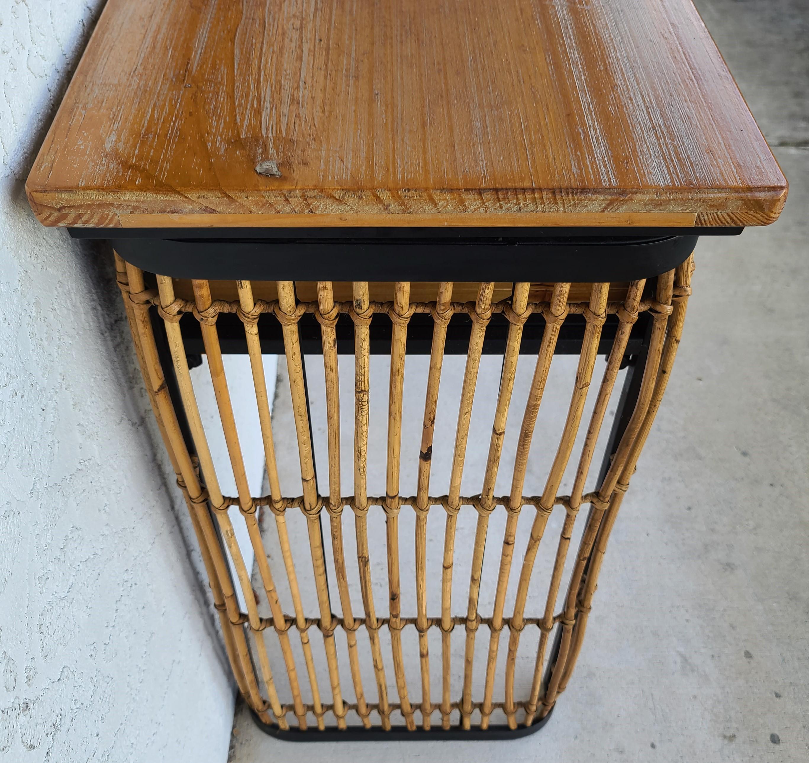 Table de canapé console à 2 tiroirs en bambou, rotin, bois et fer forgé MCM Bon état - En vente à Lake Worth, FL