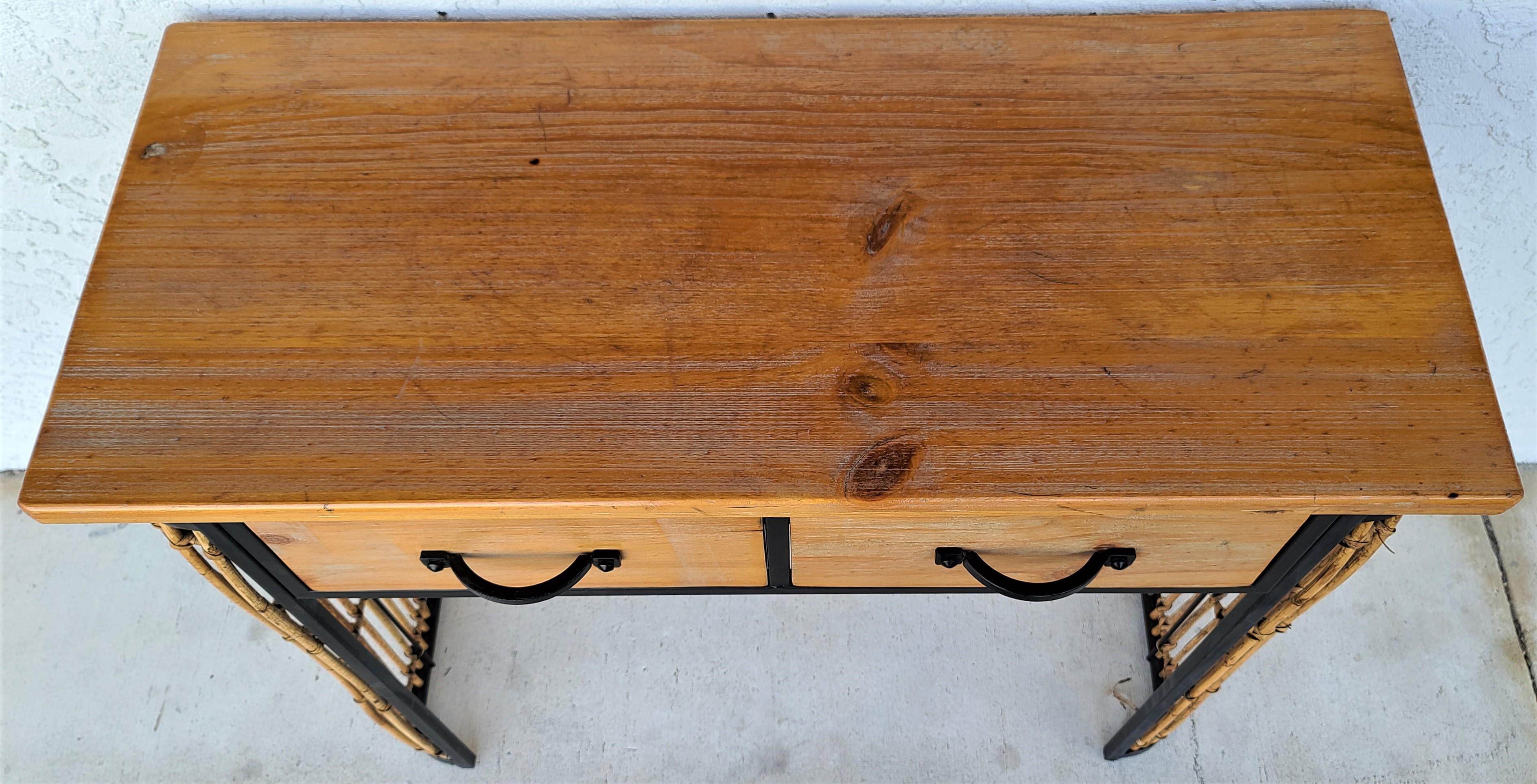 Fin du 20e siècle Table de canapé console à 2 tiroirs en bambou, rotin, bois et fer forgé MCM en vente