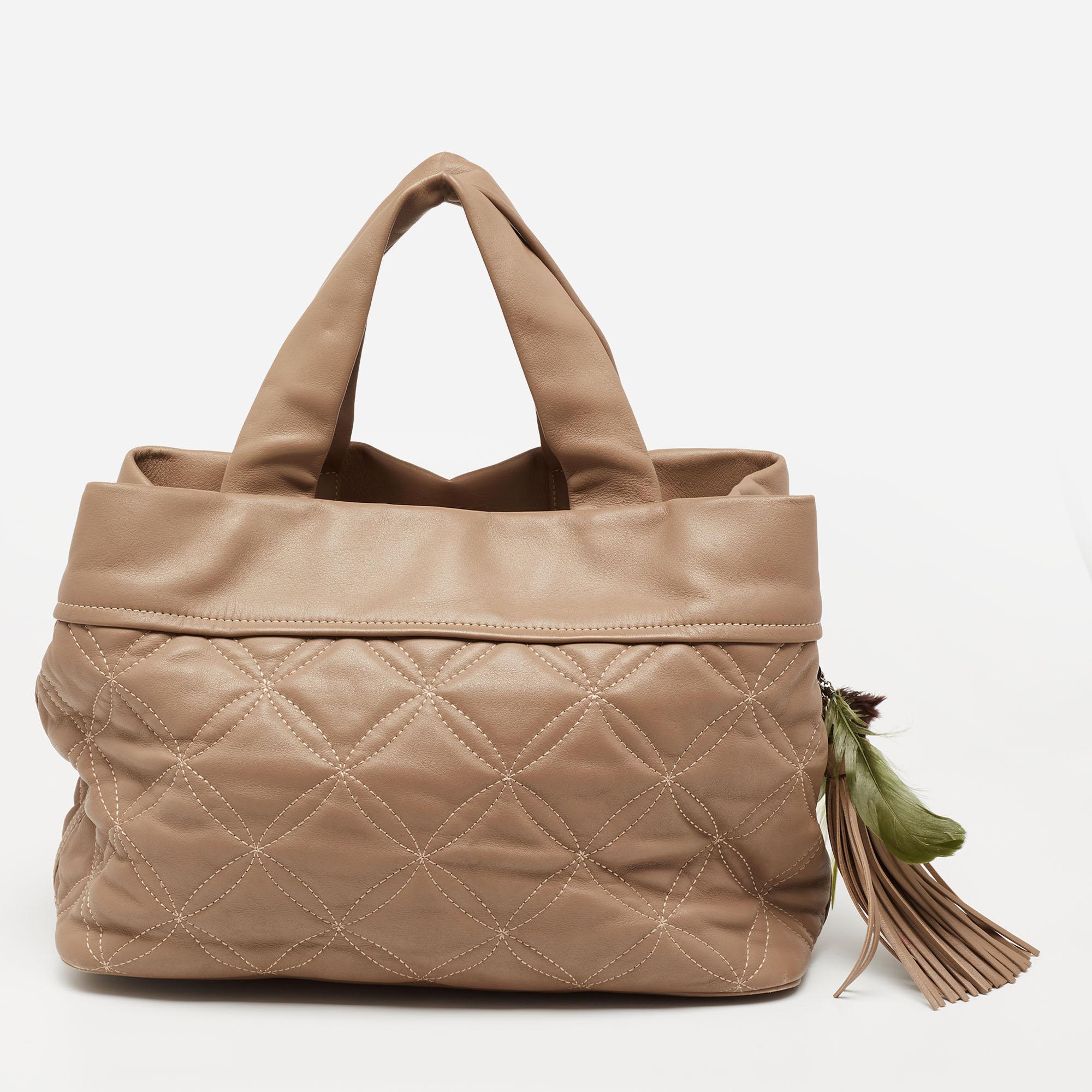 This tote from the house of MCM features a classic shape making it ideal for professional settings. It has been crafted from beige leather and fitted with two top handles, a front logo, and an interior to easily hold all your day-to-day essentials