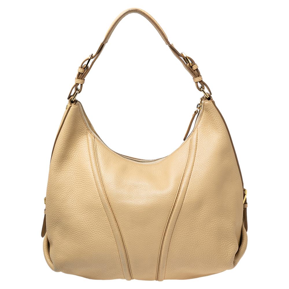 Diese klassische und handliche Tasche von MCM ist eine Investition wert. Die Hobo ist aus Leder und goldfarbenen Beschlägen gefertigt. Der Deckel öffnet sich zu einem geräumigen, stoffgefütterten Innenraum, in dem alle wichtigen Dinge des Alltags