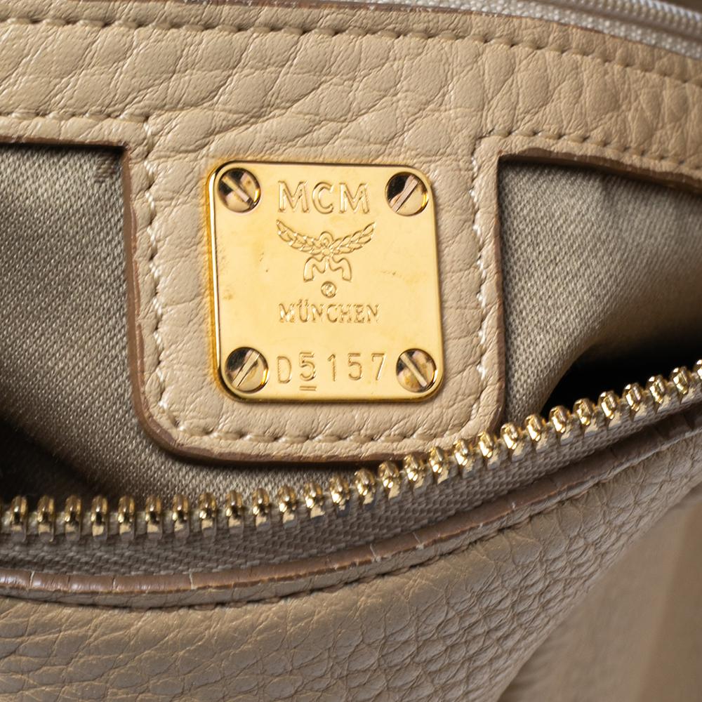 MCM Beige Lederhobo aus Leder im Zustand „Gut“ in Dubai, Al Qouz 2
