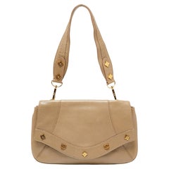 MCM Bolso de hombro con solapa y tachuelas de piel beige
