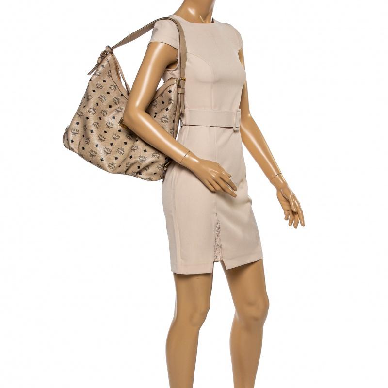 MCM Beige Visetos beschichtetes Segeltuch und Leder Essential Hobo im Zustand „Relativ gut“ in Dubai, Al Qouz 2