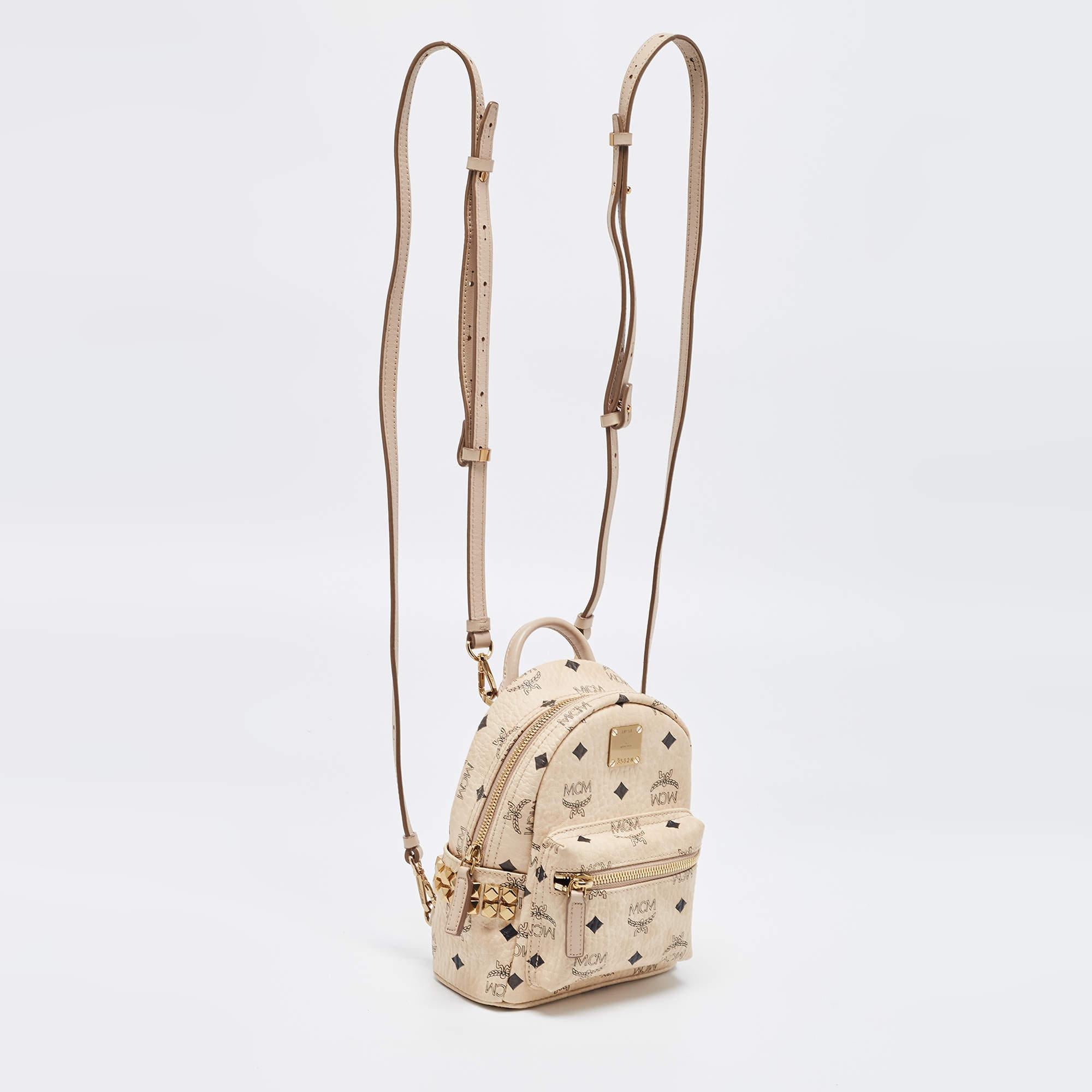 Ce sac à dos MCM Stark-Bebe Boo est très pratique pour un usage quotidien ou pour affirmer son style. Il est confectionné en toile enduite de Visetos et en cuir et conçu avec du métal doré. Il est doté d'une poche frontale zippée et de deux poches