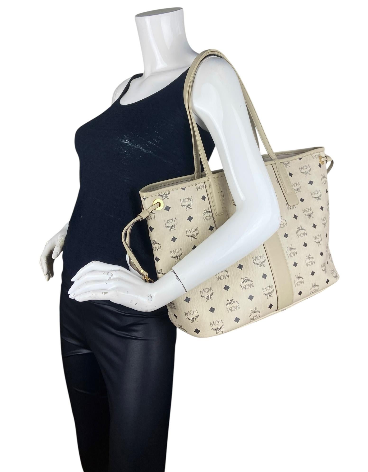 Bolso Tote MCM Visetos Beige Medium Liz Shopper.  Incluye una bolsa con cremallera opcional que puede utilizarse como bolso pochette o llevarse sola.

Fabricado en Corea
Color: Beige y negro
Herrajes: Goldtone
Materiales: Lona recubierta con asas de