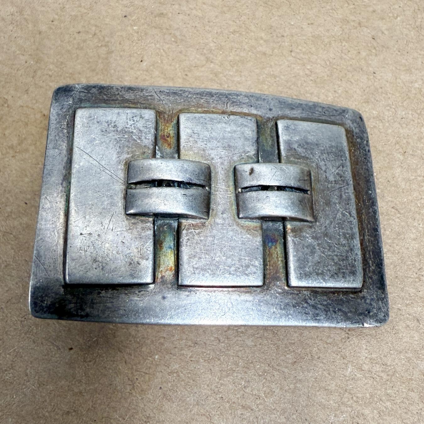 Brutalist Belt Buckle Sterling Silver
Modernist style of William Spratling and Antoñio Pineda Mexico
stamped 925
1.75 W x 1.25 H x 0.44 thick
Scuffs present preowned vintage wear unrestored.
Refer to images