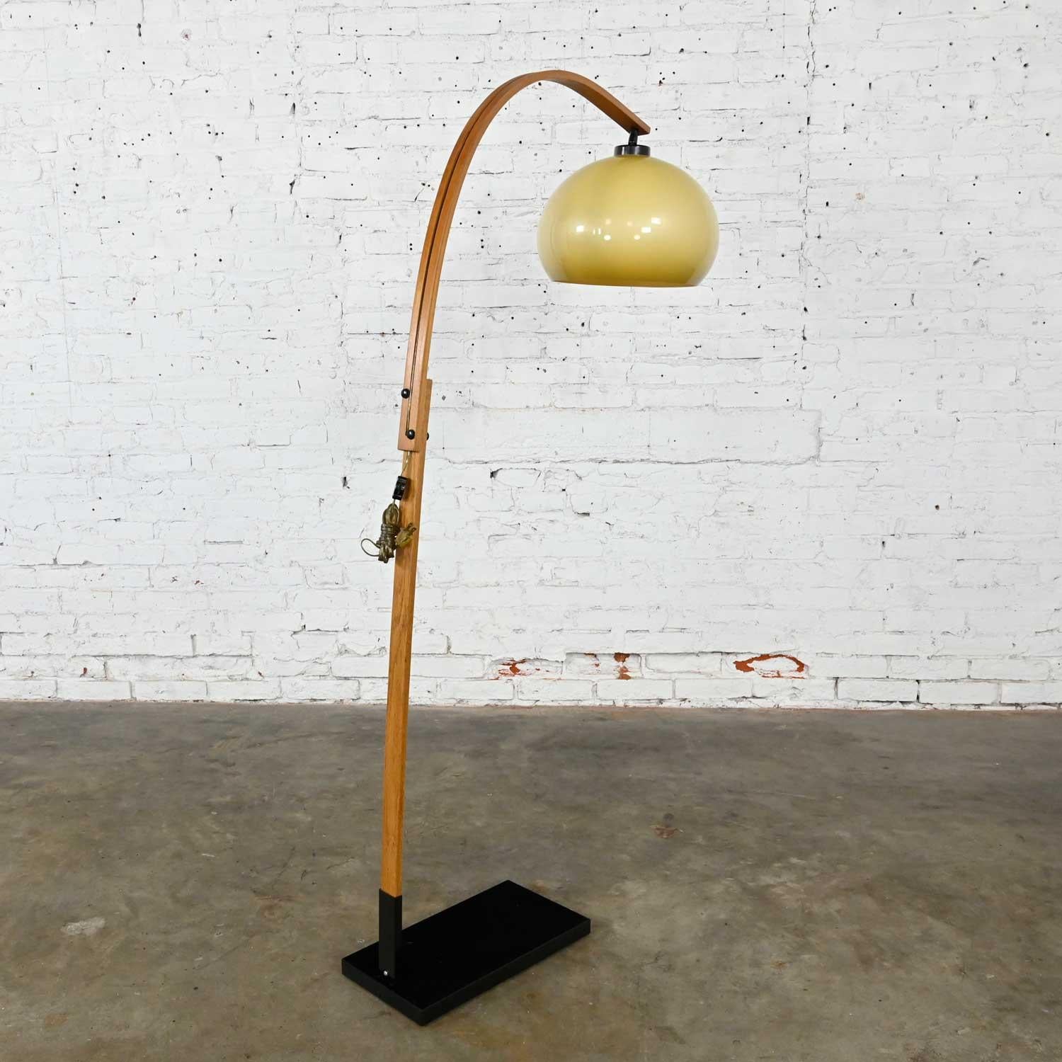 MCM Bentwood Swoop Arc Floor Lamp Amber Plastic Bubble Globe Shade In Good Condition In Topeka, KS