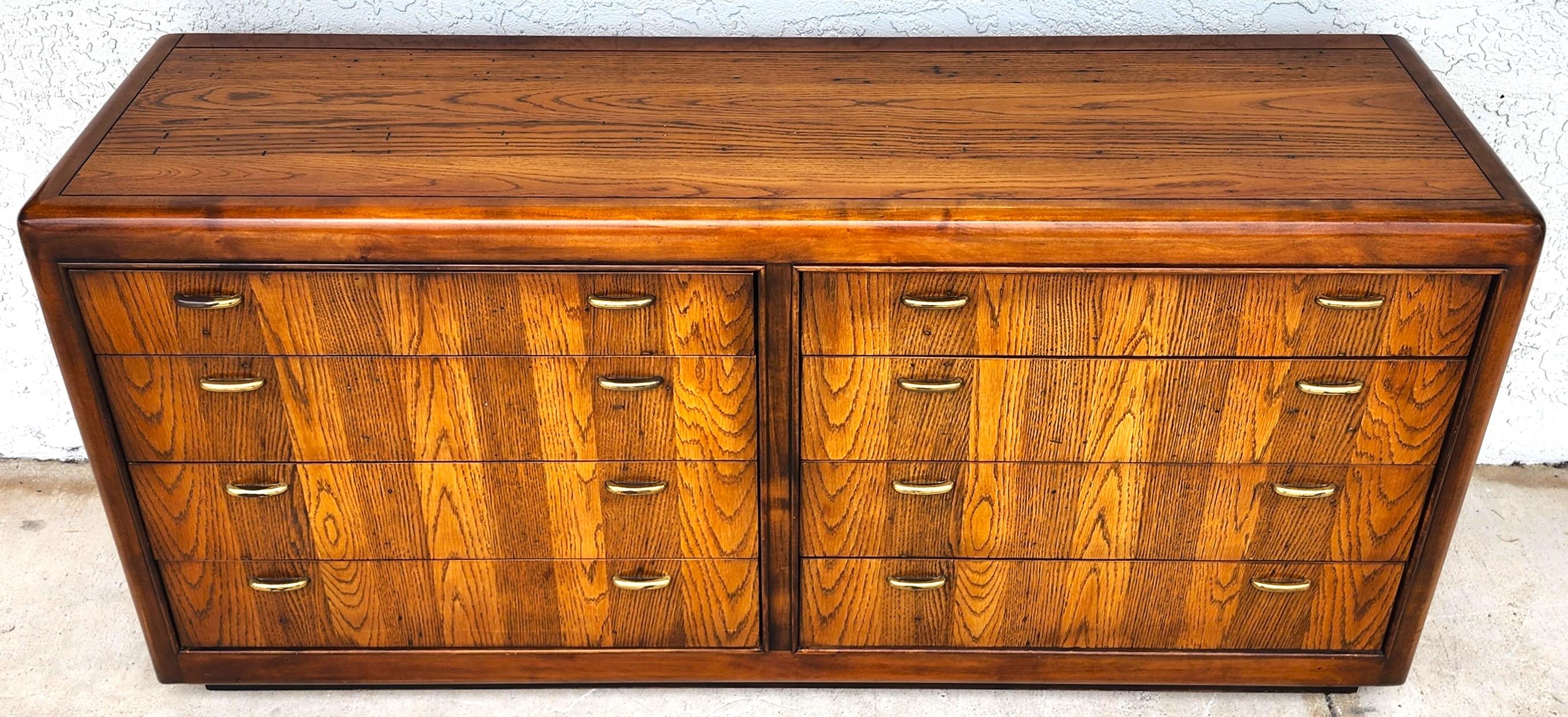 MCM Bernhardt Flair Kommode Rosenholz Nussbaum 1960s im Zustand „Gut“ im Angebot in Lake Worth, FL