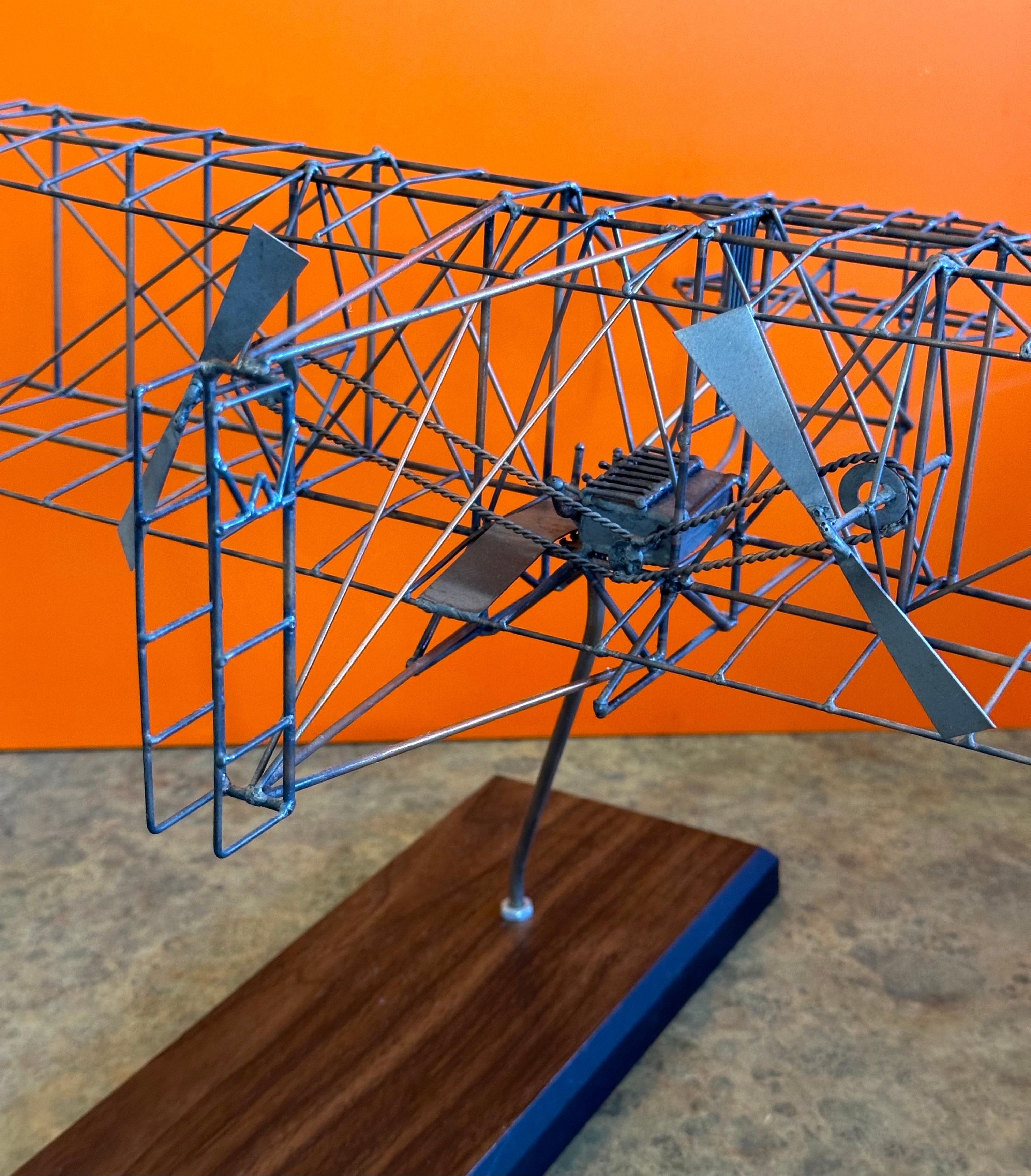 Scultura in filo di ferro MCM Biplano su base di Wood in vendita 5