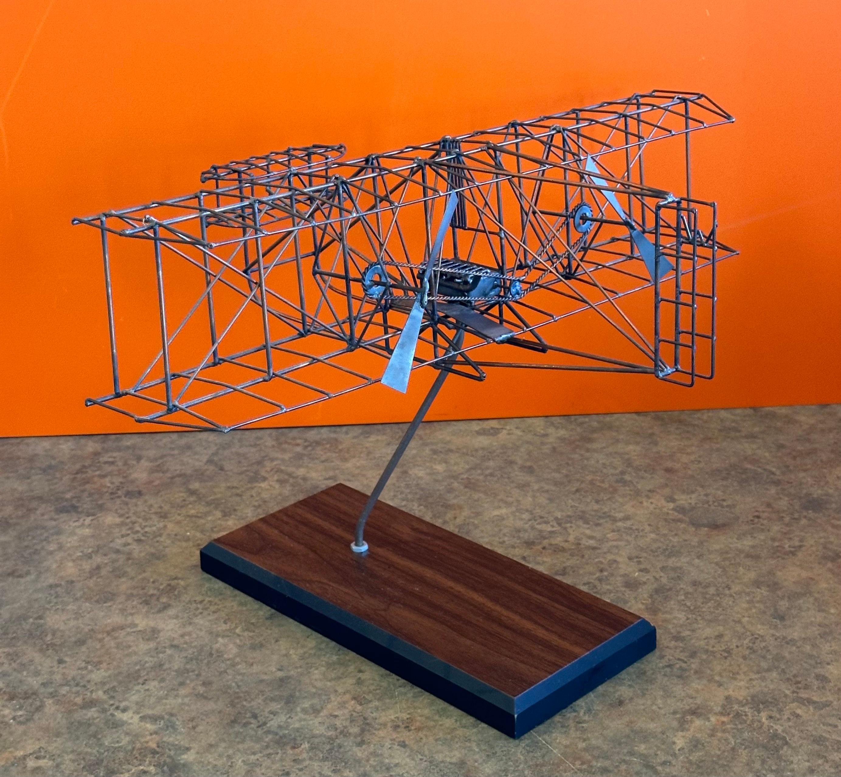 Americano Scultura in filo di ferro MCM Biplano su base di Wood in vendita