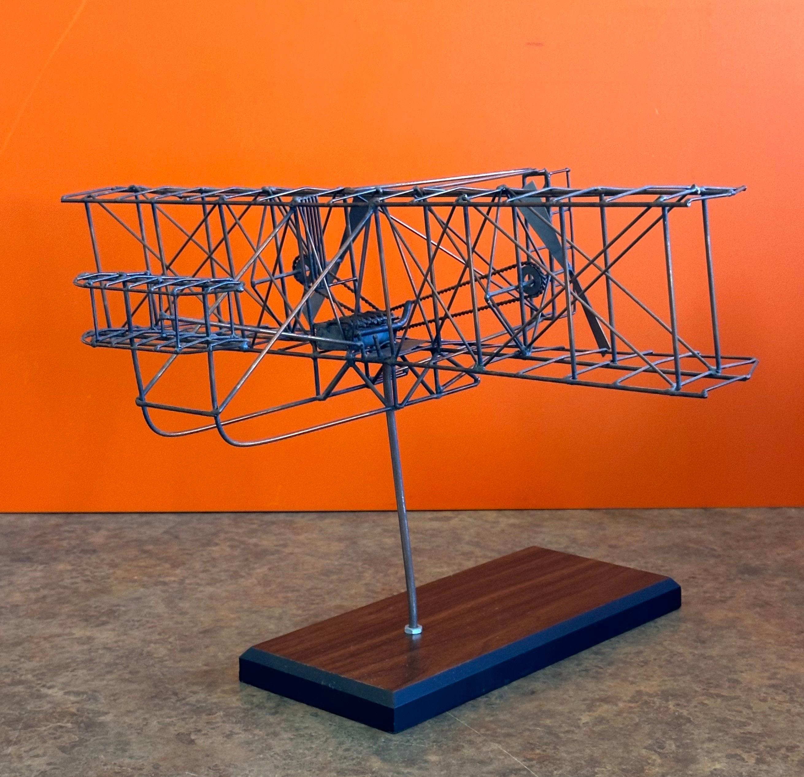 Metallo Scultura in filo di ferro MCM Biplano su base di Wood in vendita