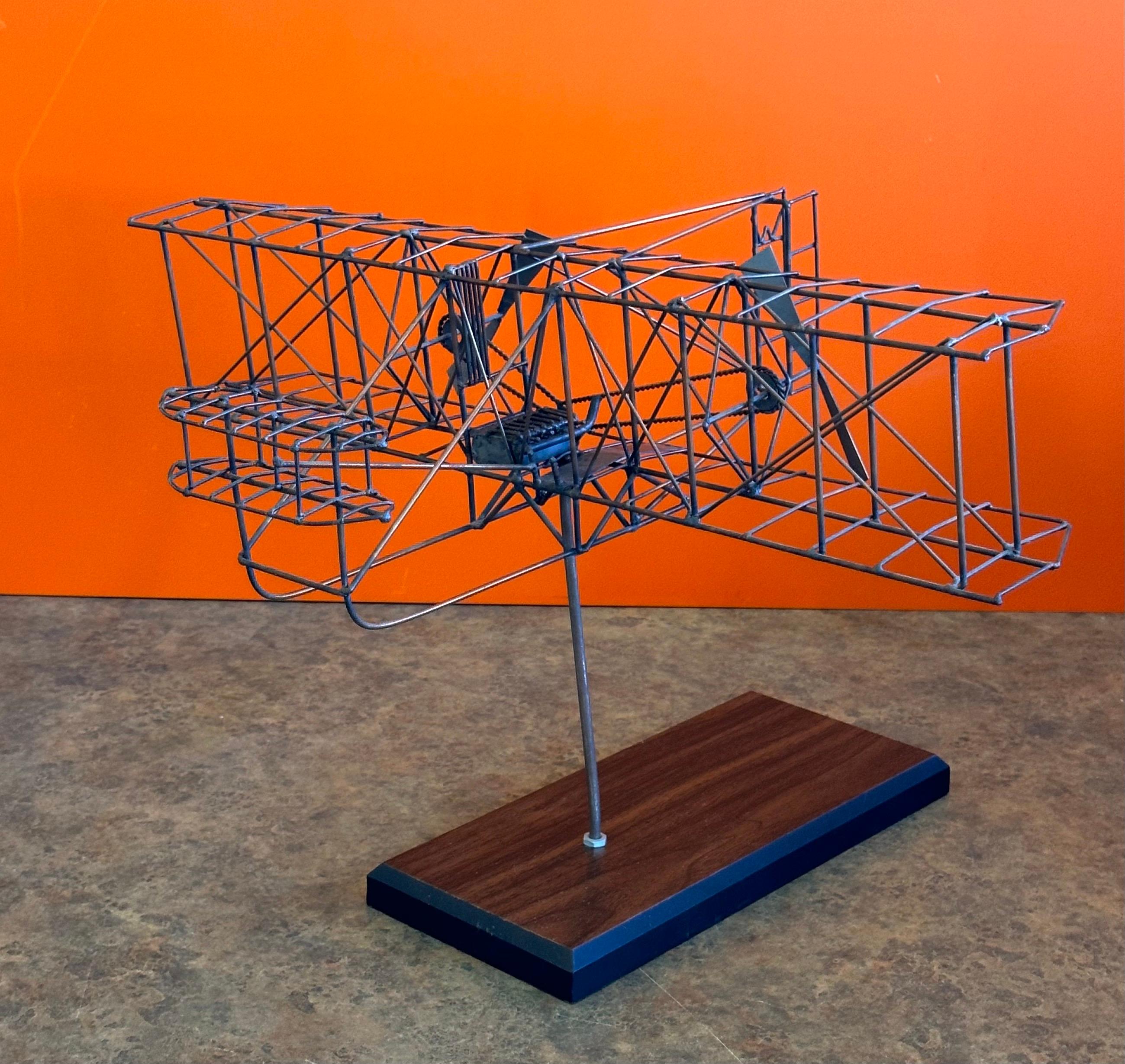 Scultura in filo di ferro MCM Biplano su base di Wood in vendita 1