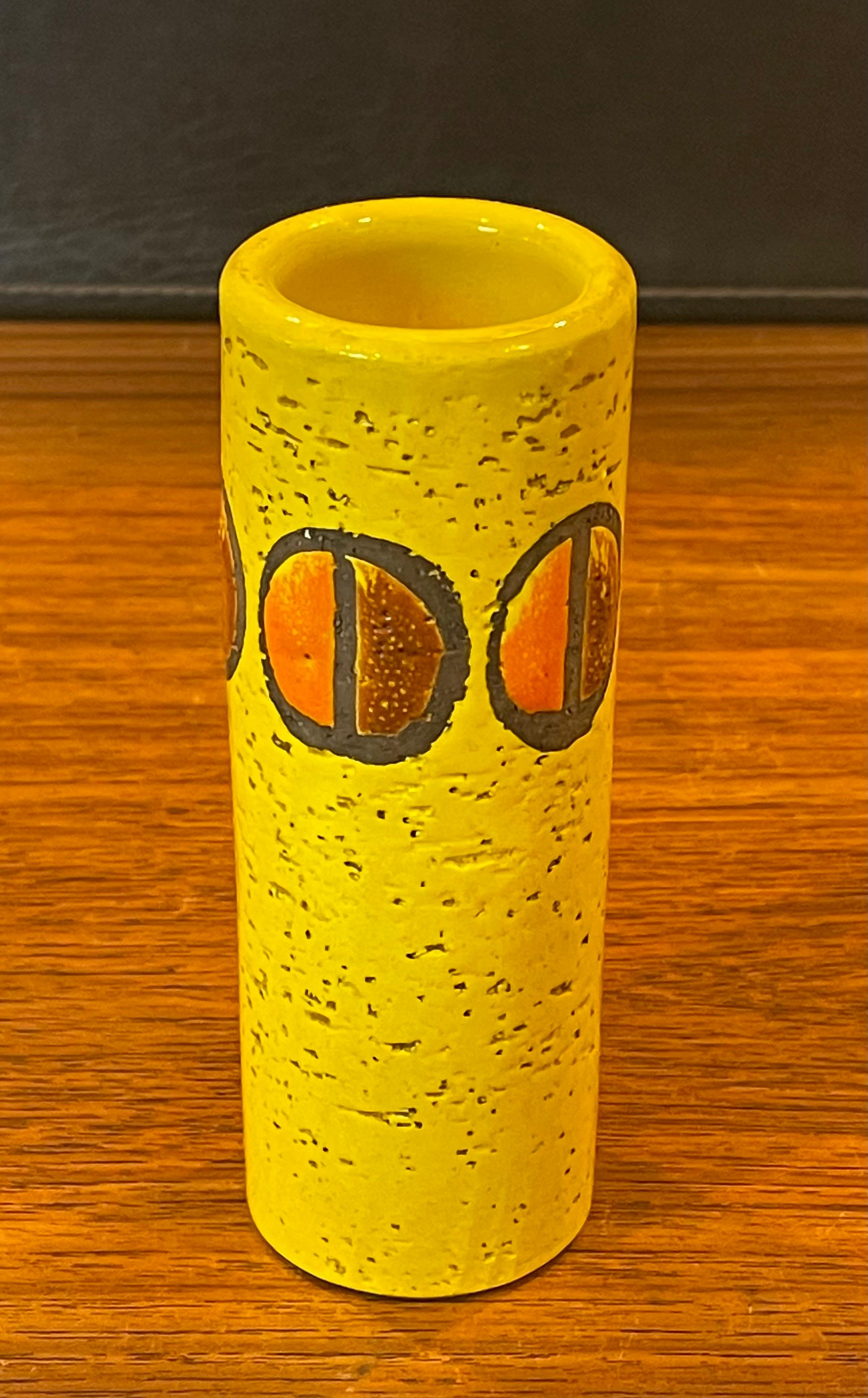 Magnifique petit vase jaune Bitossi MCM par Rosenthal Netter, vers les années 1960. Le vase jeté à la main est en excellent état, sans fissures ni éclats ; il mesure 2,25