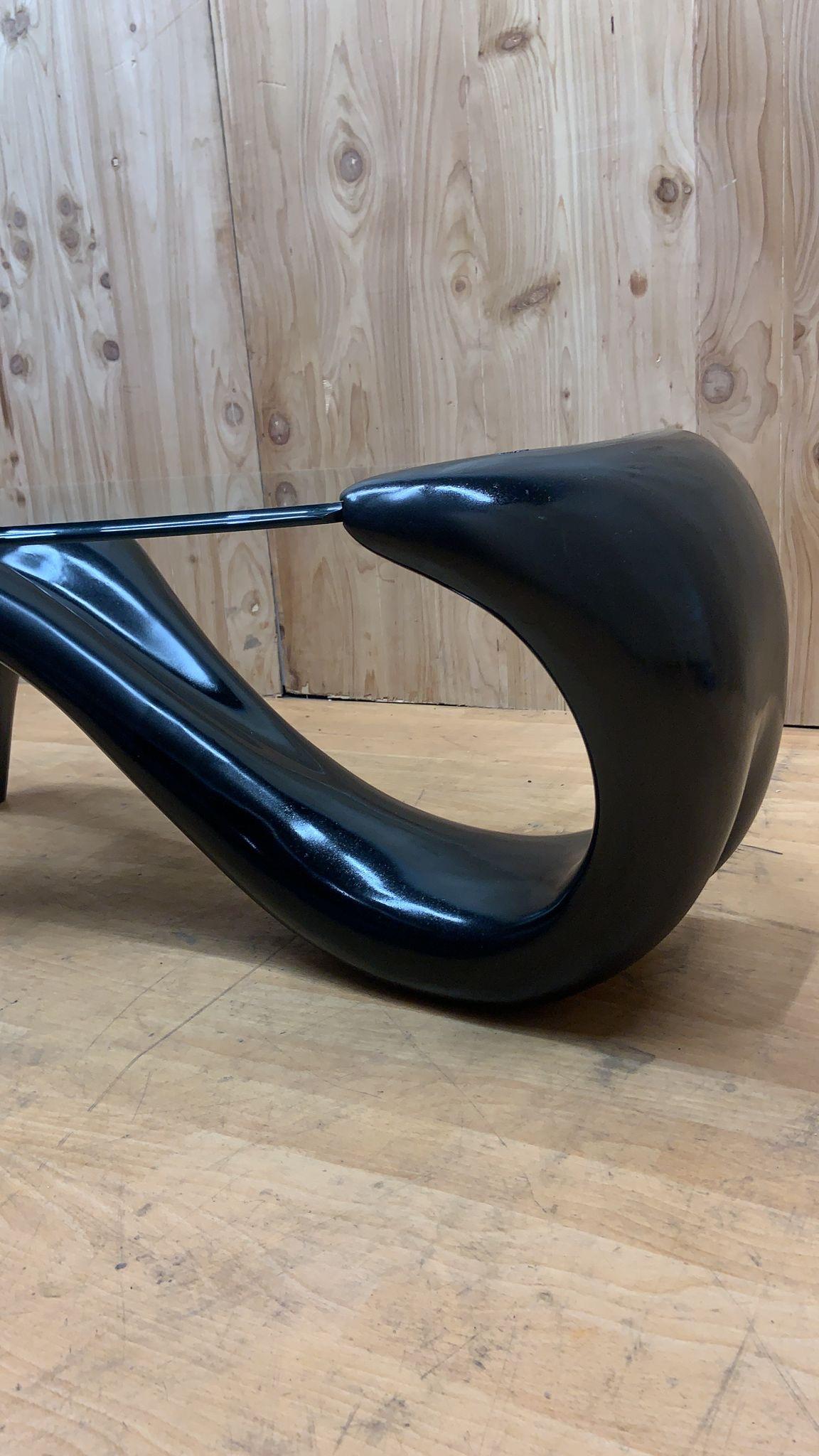 Table basse ovale avec base sculpturale en fibre de verre noire abstraite et plateau en verre MCM en vente 2