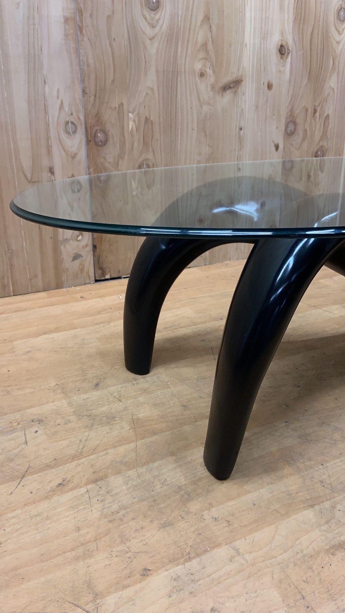 Mid-Century Modern Table basse ovale avec base sculpturale en fibre de verre noire abstraite et plateau en verre MCM en vente