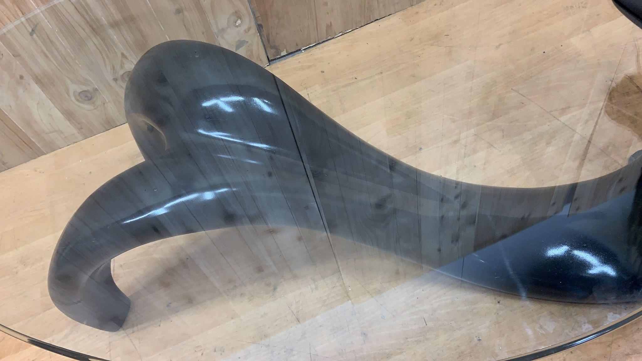 Américain Table basse ovale avec base sculpturale en fibre de verre noire abstraite et plateau en verre MCM en vente