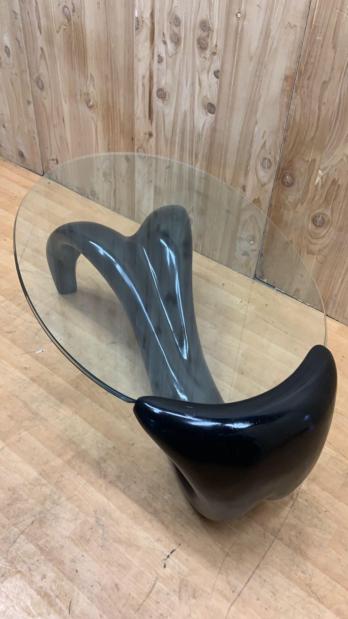 Fait main Table basse ovale avec base sculpturale en fibre de verre noire abstraite et plateau en verre MCM en vente