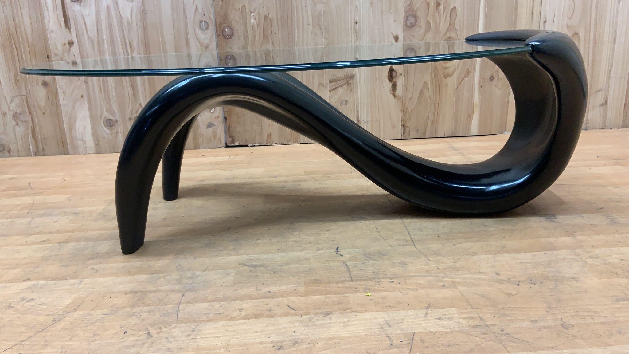 20ième siècle Table basse ovale avec base sculpturale en fibre de verre noire abstraite et plateau en verre MCM en vente