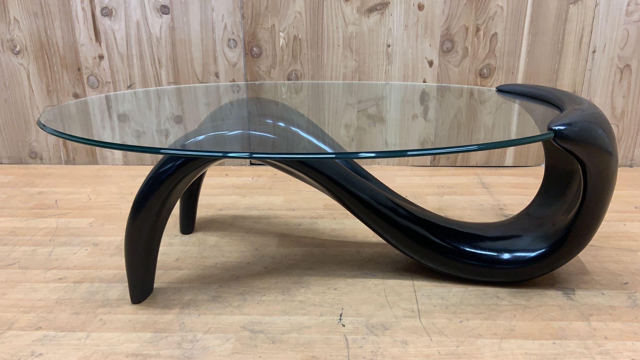 Verre Table basse ovale avec base sculpturale en fibre de verre noire abstraite et plateau en verre MCM en vente