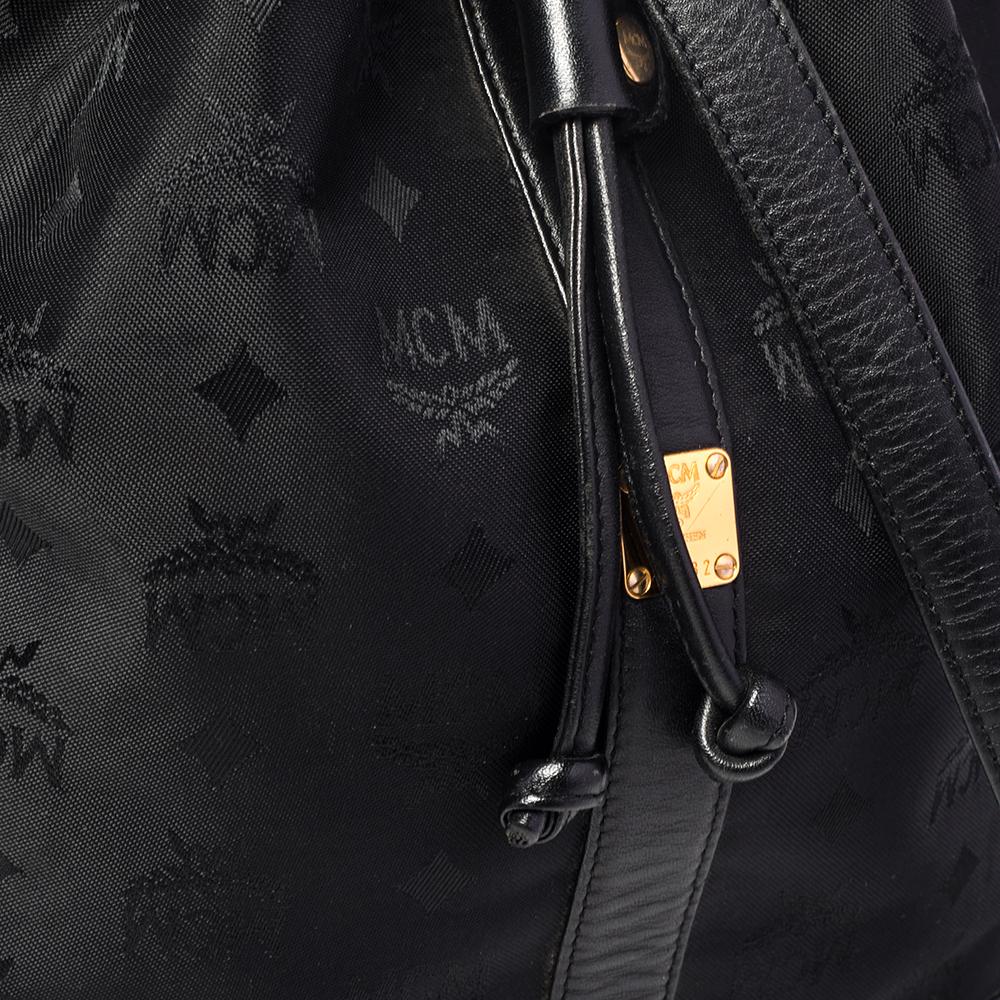 MCM Schwarze Bucket Bag aus Canvas und Leder mit Kordelzug 2