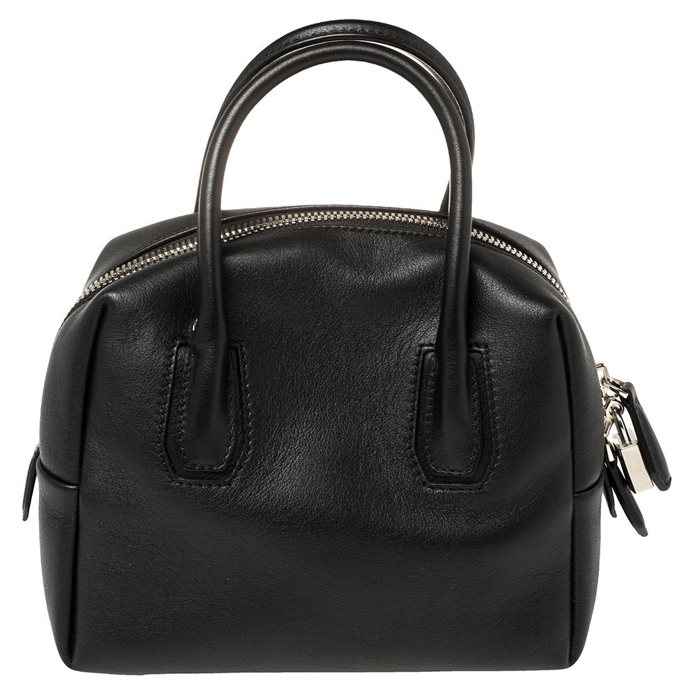 Verleihen Sie Ihrem Outfit einen Hauch von Raffinesse mit der Boston Satchel von MCM in schwarzer Farbe. Die kunstvoll aus Leder gefertigte Tasche mit zwei Henkeln an der Oberseite bietet in ihrem geräumigen Inneren Platz für mehr als nur das