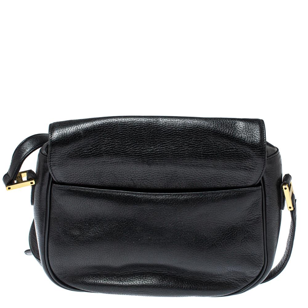 Make a statement every time you step out with this stylish crossbody bag from MCM. Crafted from black leather, it has a classic silhouette. The exterior is beautified with signature studs that add a touch of glamour. The bag is styled with a slender