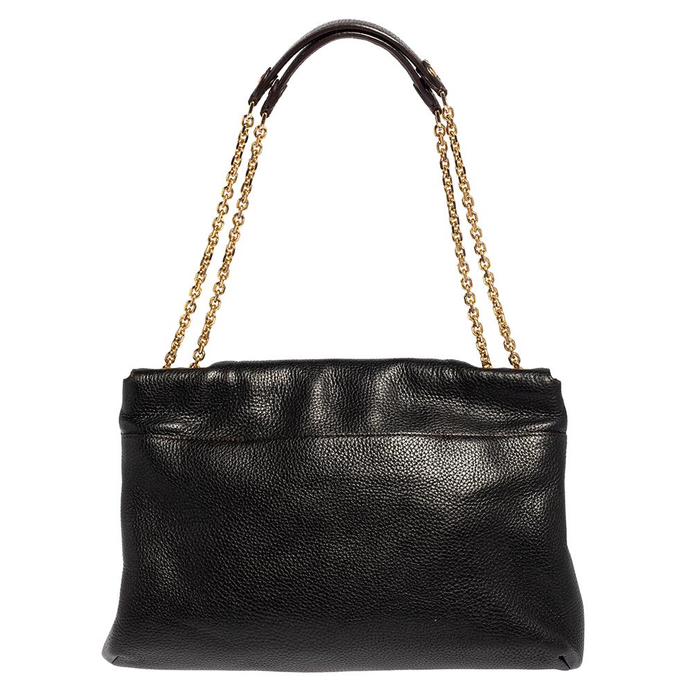 Diese Tasche ist eine entzückende Kreation von MCM. Die aus Leder gefertigte Tasche hat einen schwarzen Farbton, Nietenverzierungen und das Markenetikett auf der vorderen Klappe sowie ein stoffgefüttertes Inneres, das perfekt für Ihre Essentials
