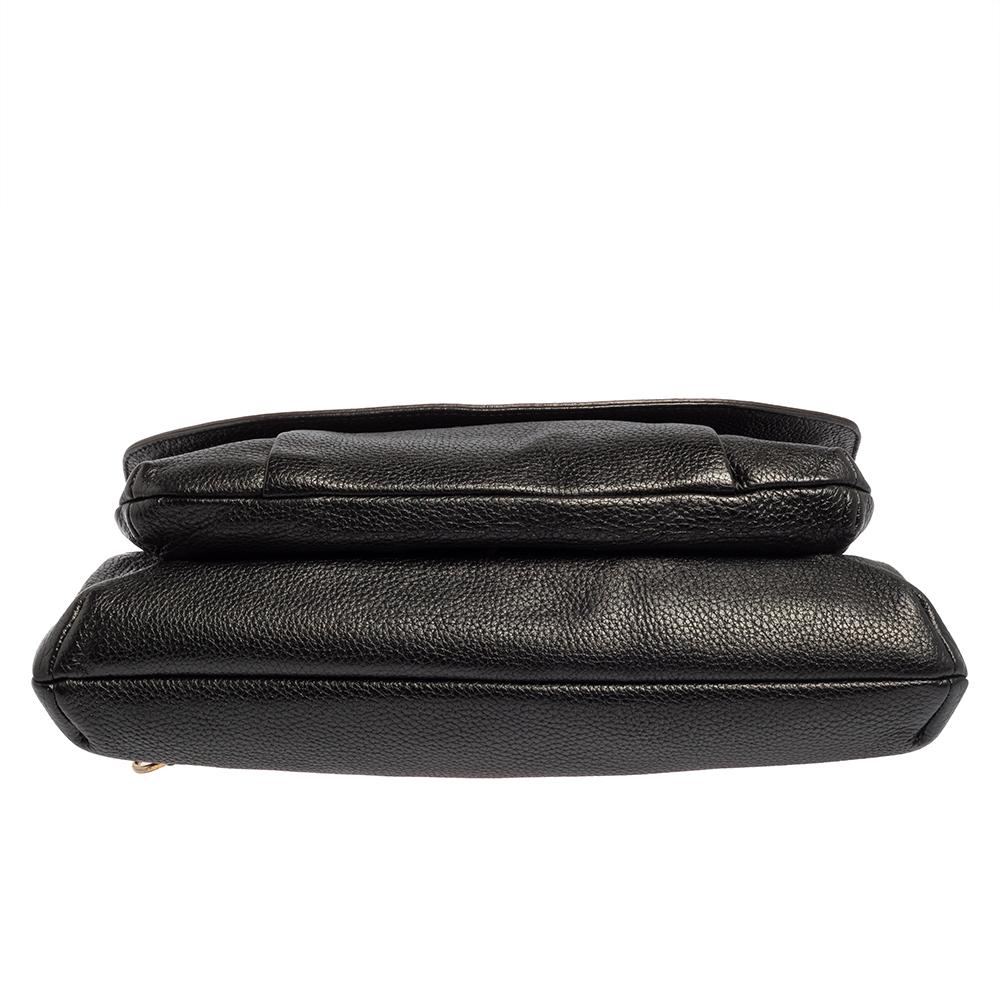 MCM Schwarze Leder-Umhängetasche mit Nietenklappe Damen