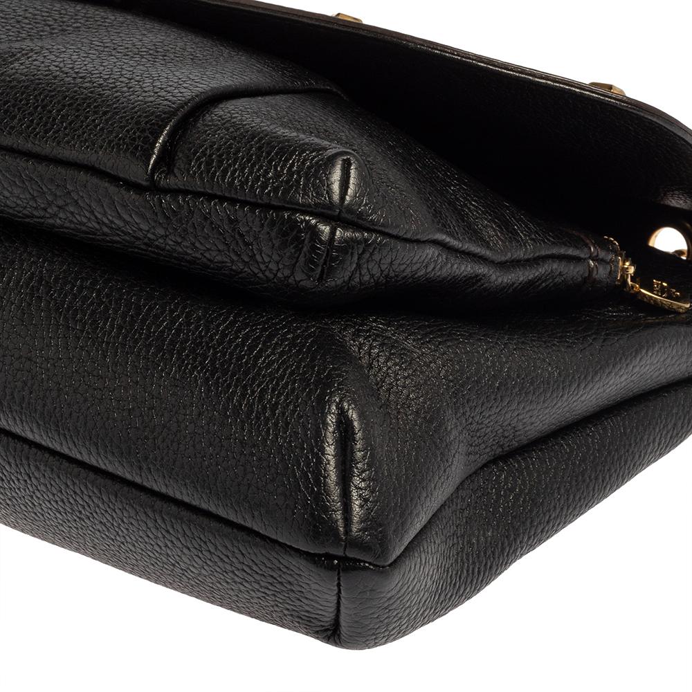 MCM Schwarze Leder-Umhängetasche mit Nietenklappe 1