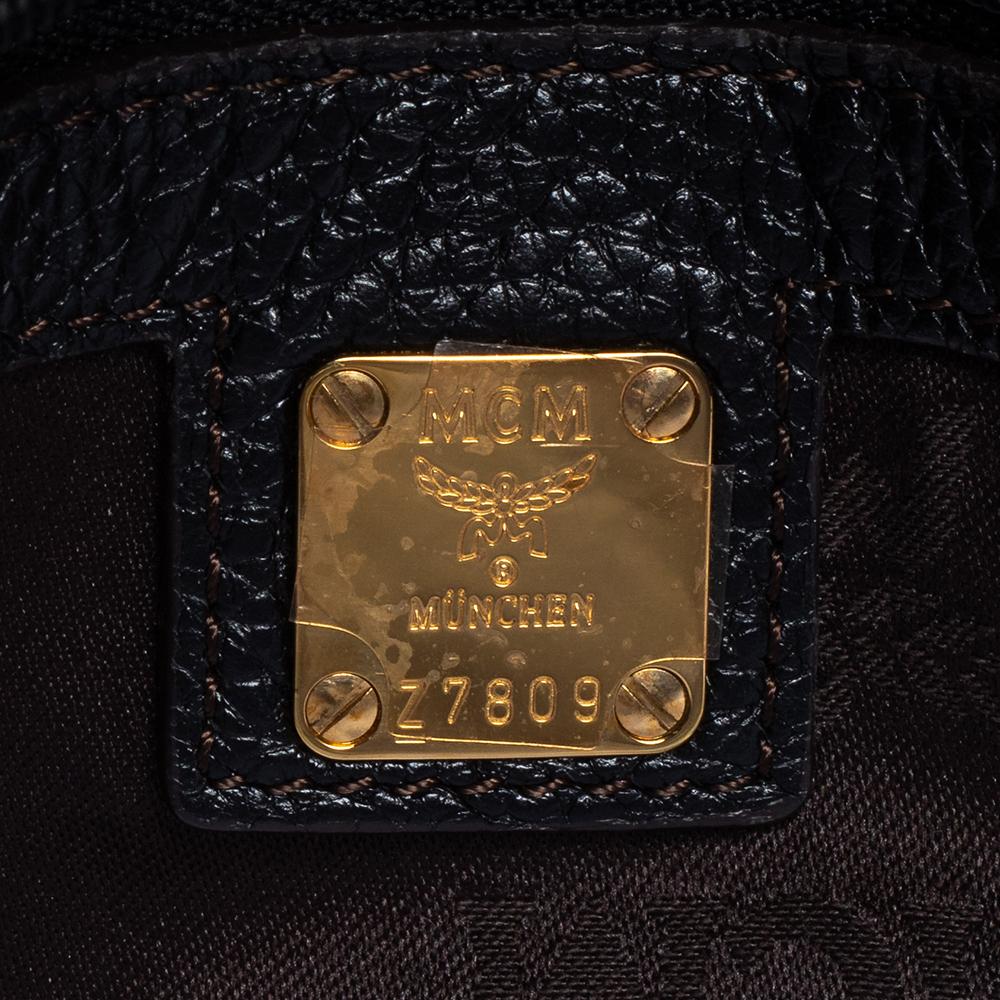 MCM Schwarze Leder-Umhängetasche mit Nietenklappe 4