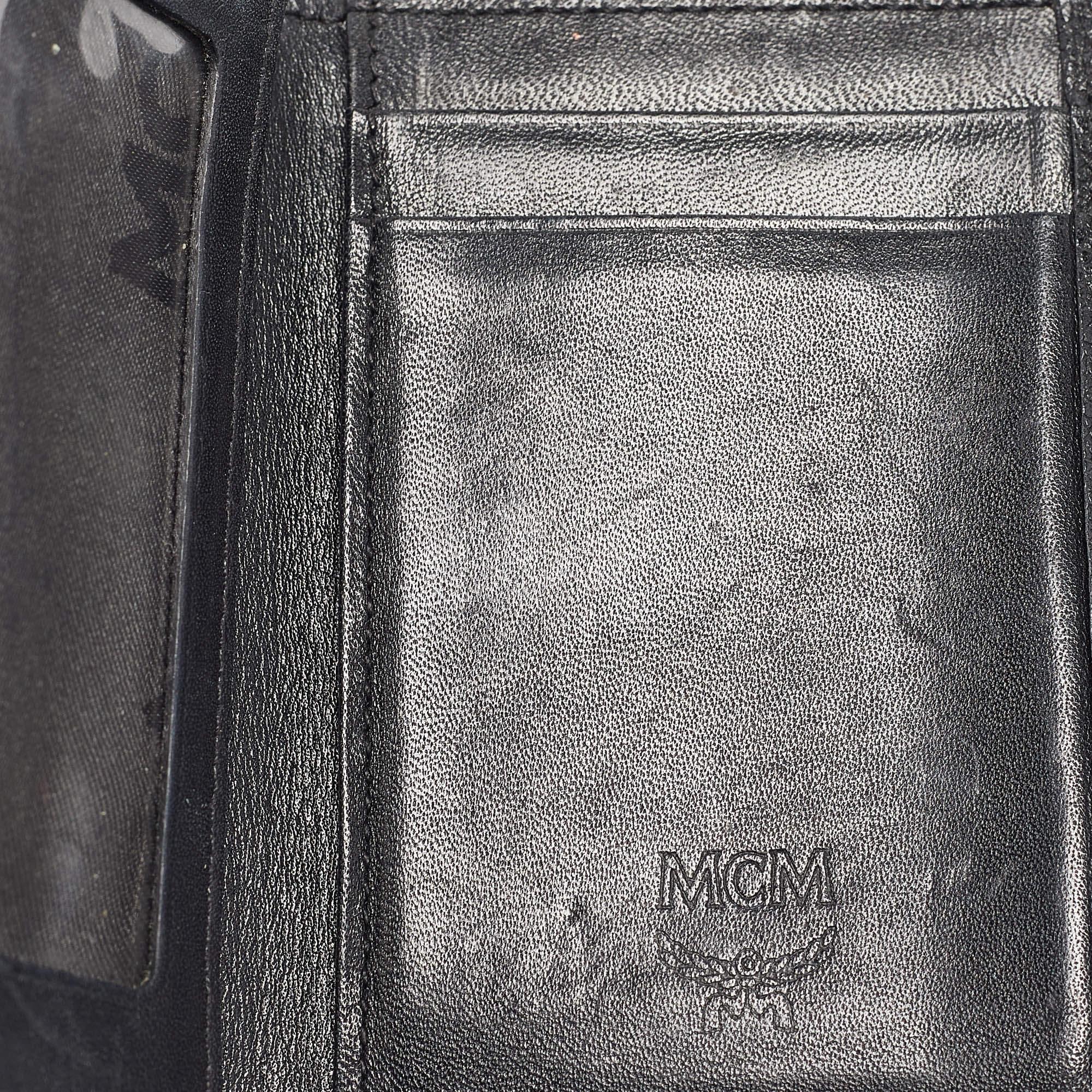 MCM Black Leather Studded Trifold Compact Wallet In Good Condition For Sale In Dubai, Al Qouz 2