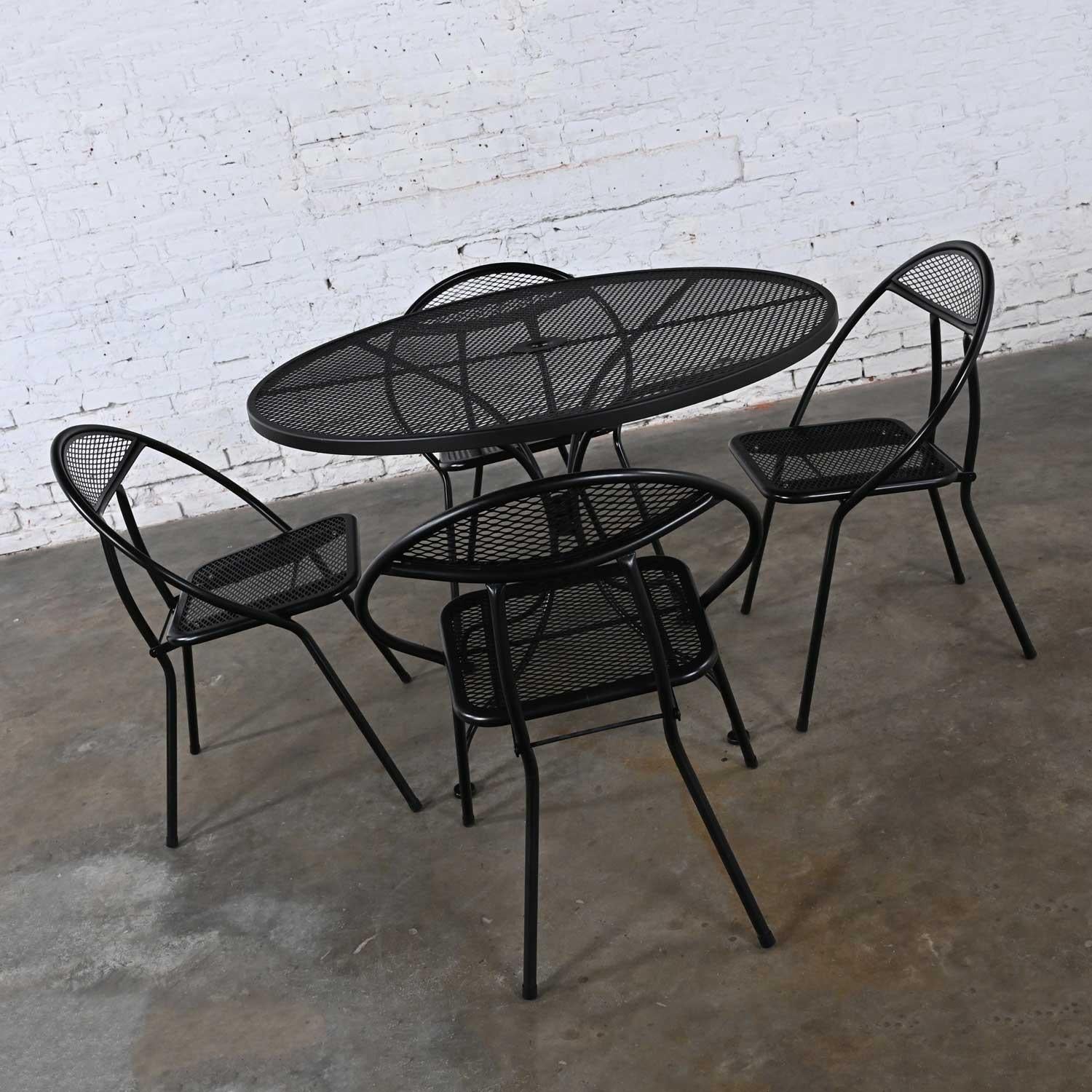 Mid-Century Modern 1960’s MCM Black Outdoor Set of 4 Rid-Jid Hoop Chairs & Newer Dining Table For Sale