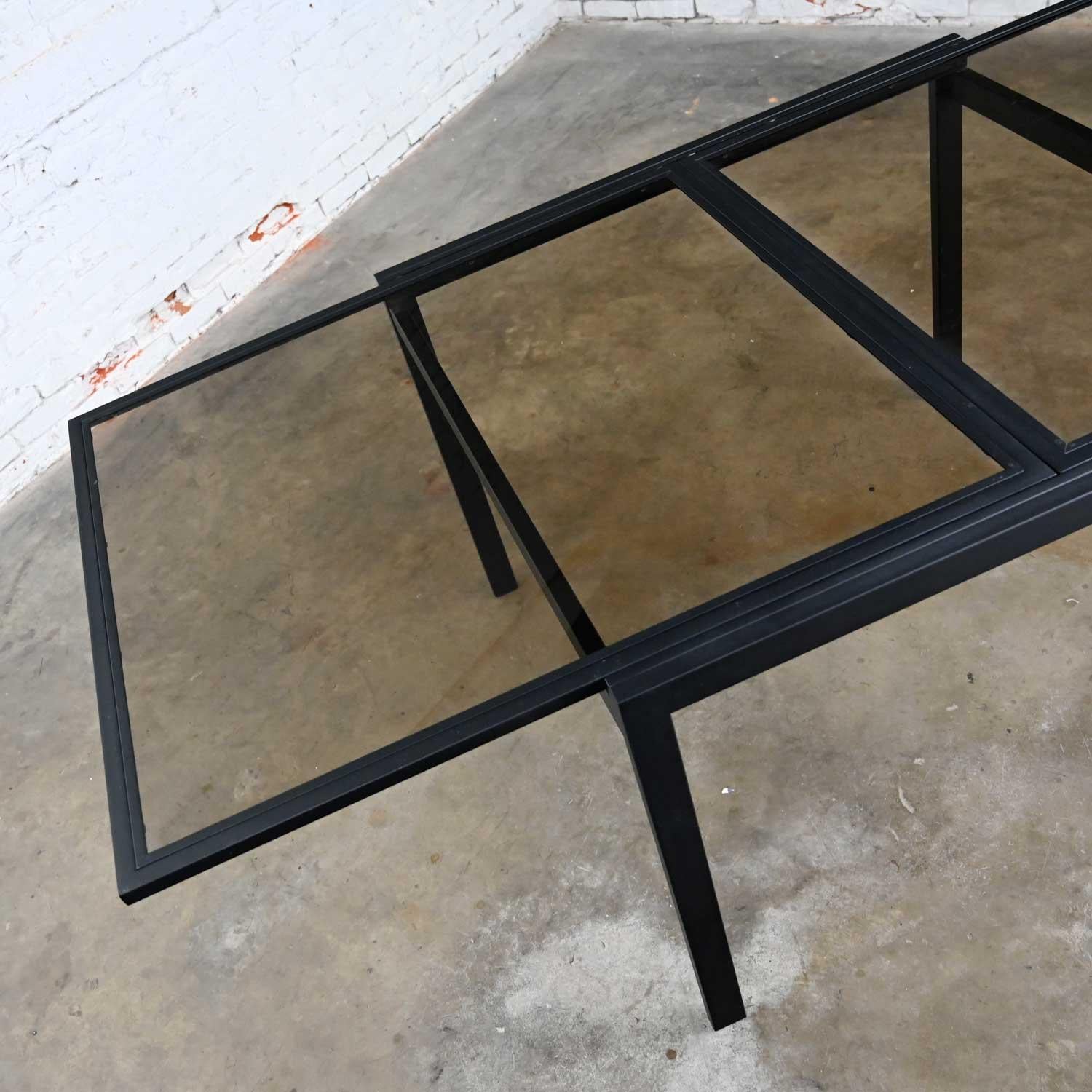 Table à rallonge carrée en métal noir poudré et verre fumé MCM attribuée à DIA en vente 9