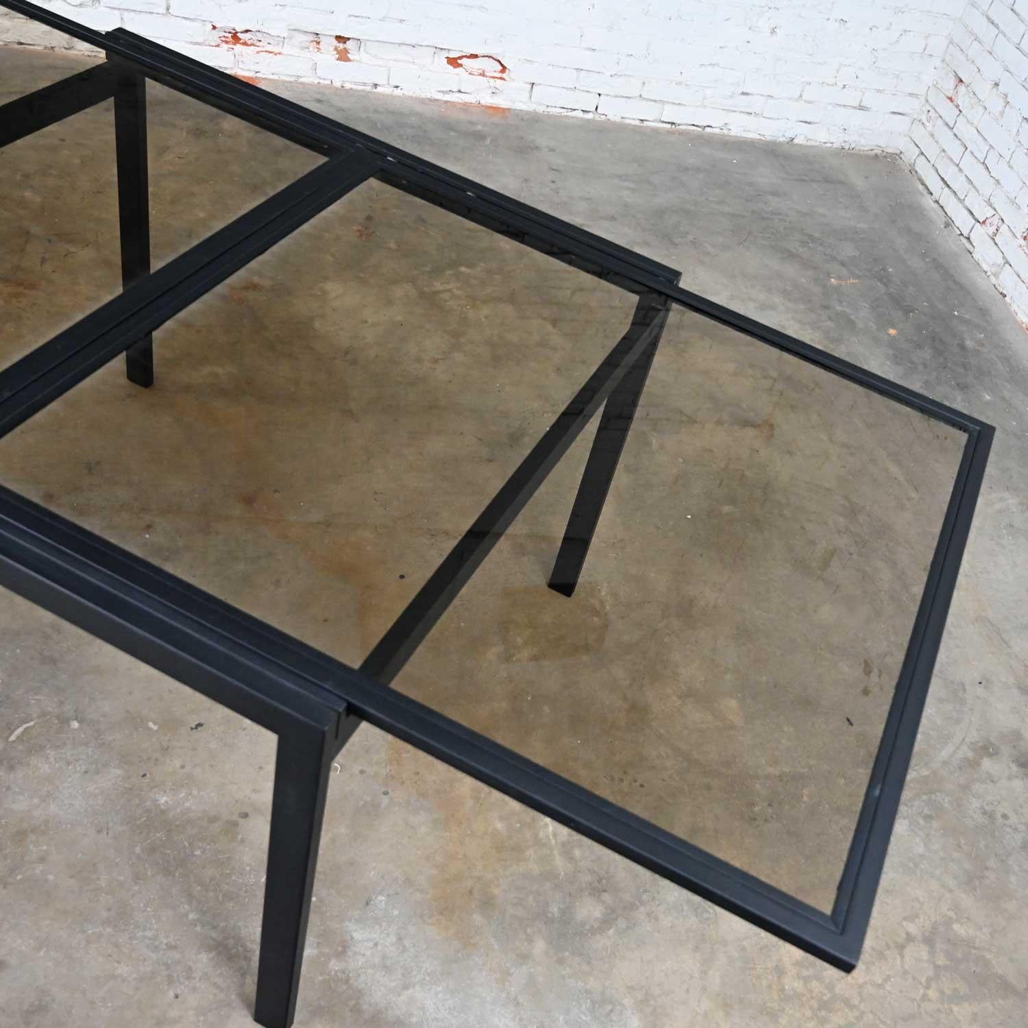 Table à rallonge carrée en métal noir poudré et verre fumé MCM attribuée à DIA en vente 10
