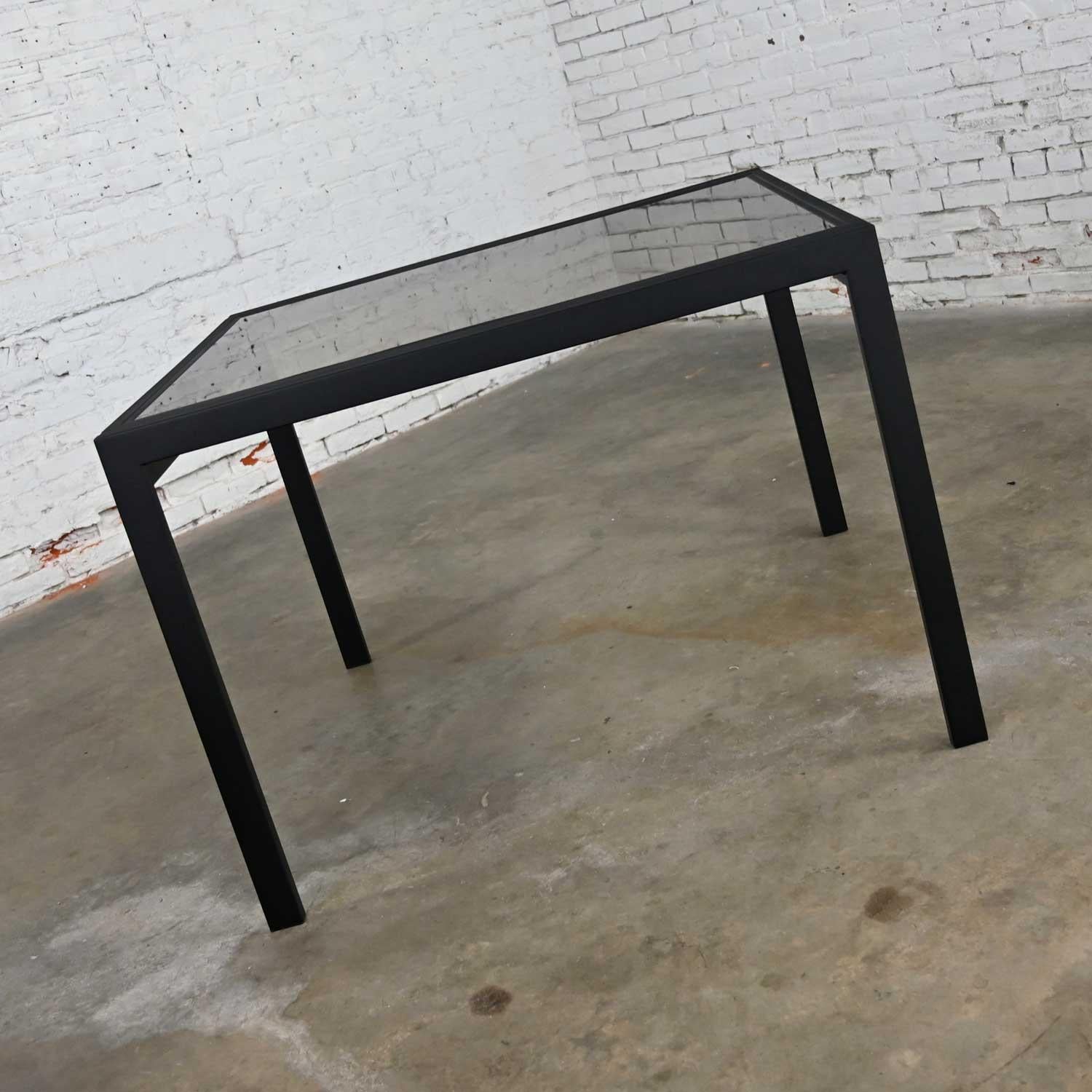 Mid-Century Modern Table à rallonge carrée en métal noir poudré et verre fumé MCM attribuée à DIA en vente