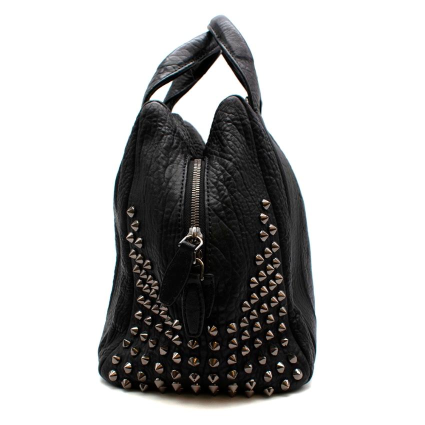 MCM Black Textured Leather Studded Top Handle Bag  

-Luxuriöses:: strukturiertes:: weiches Leder 
-Schöne graphitfarbene Nieten-Details an den Seiten 
-Logo auf der Vorderseite 
-Abnehmbarer Schulterriemen 
-Griffe an der Oberseite 
-Reißverschluss
