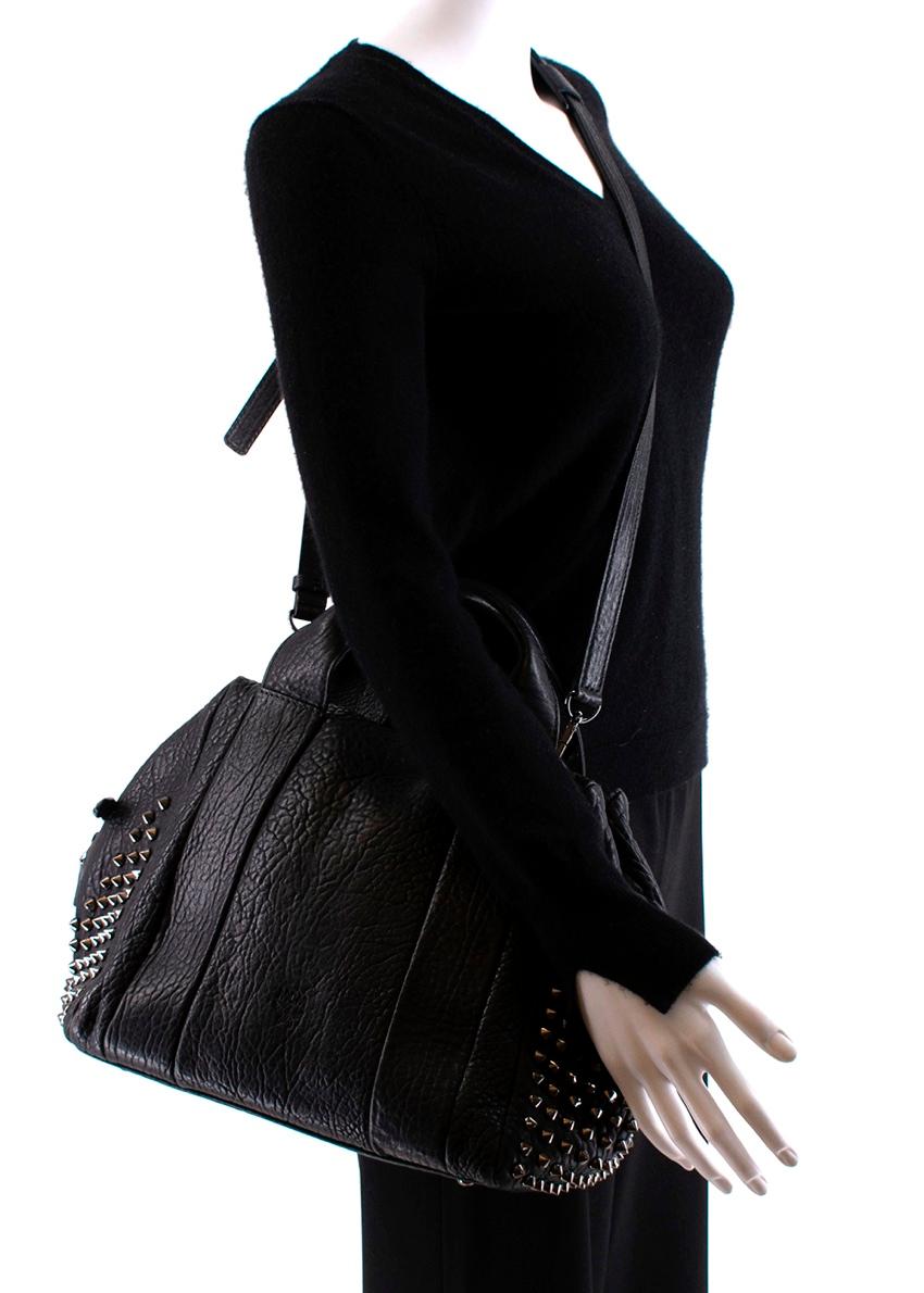 MCM Schwarzes strukturiertes Leder Tasche mit Nieten am oberen Griff für Damen oder Herren