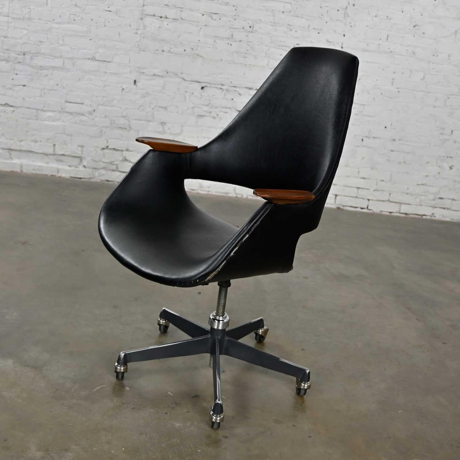 rolling desk chair with arms