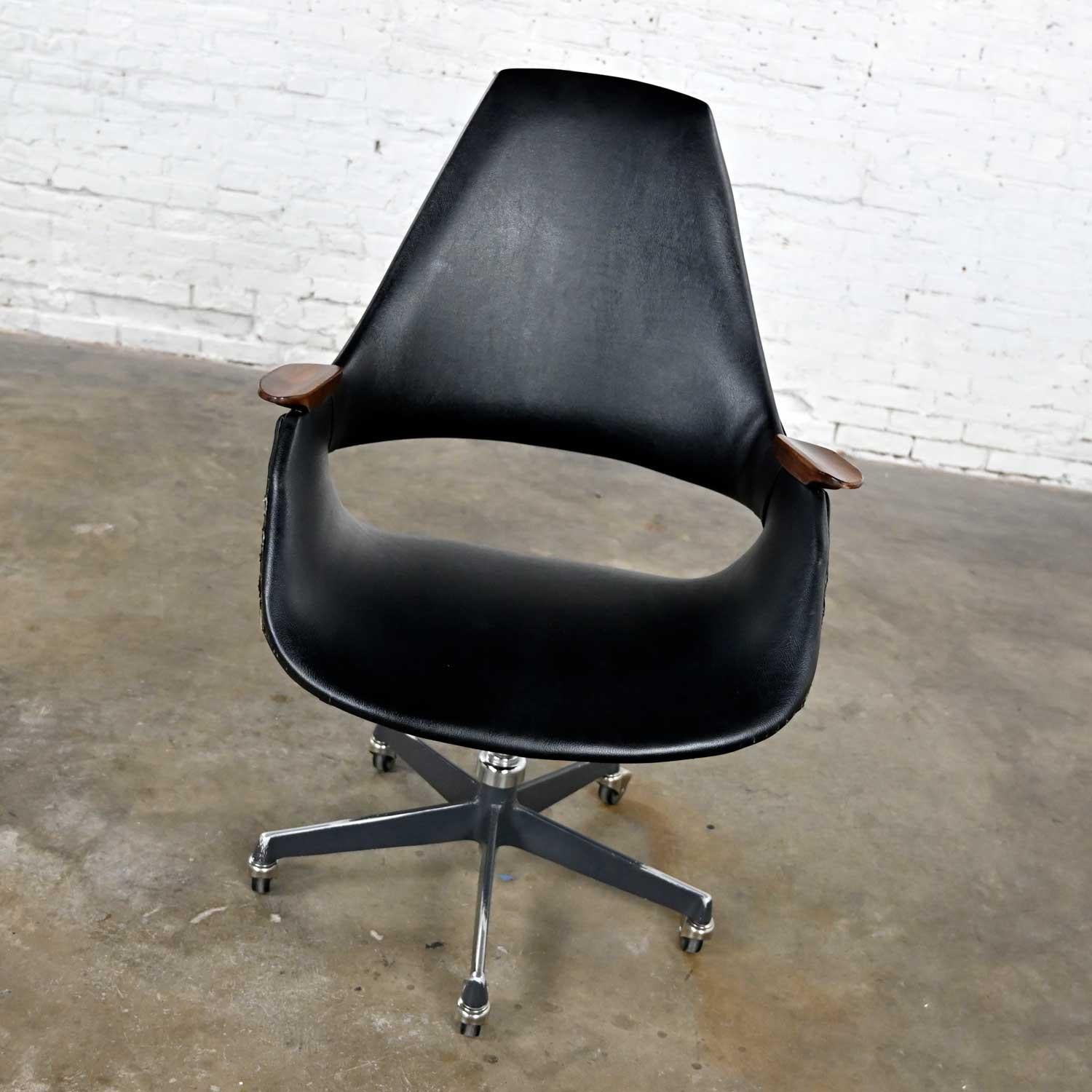 MCM Black Vinyl Rolling Desk Chair Wood Arms by Arthur Umanoff for Madison #2635 In Good Condition In Topeka, KS