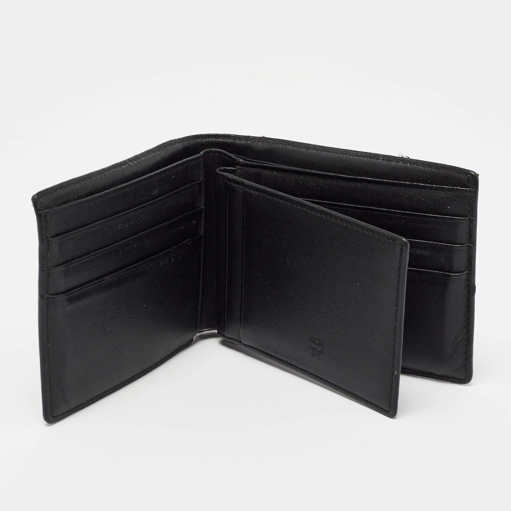 Ce portefeuille design est un équilibre immaculé entre sophistication et utilité rationnelle. Il a été conçu à partir de matériaux de première qualité et rehaussé par une finition élégante. La création est équipée d'un grand espace pour vos