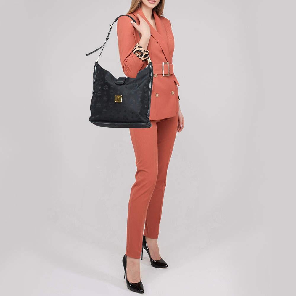MCM se asegura de que tengas un accesorio maravilloso que te acompañe cada día con este bolso tan bien elaborado. Tiene un aspecto característico y un tamaño práctico.