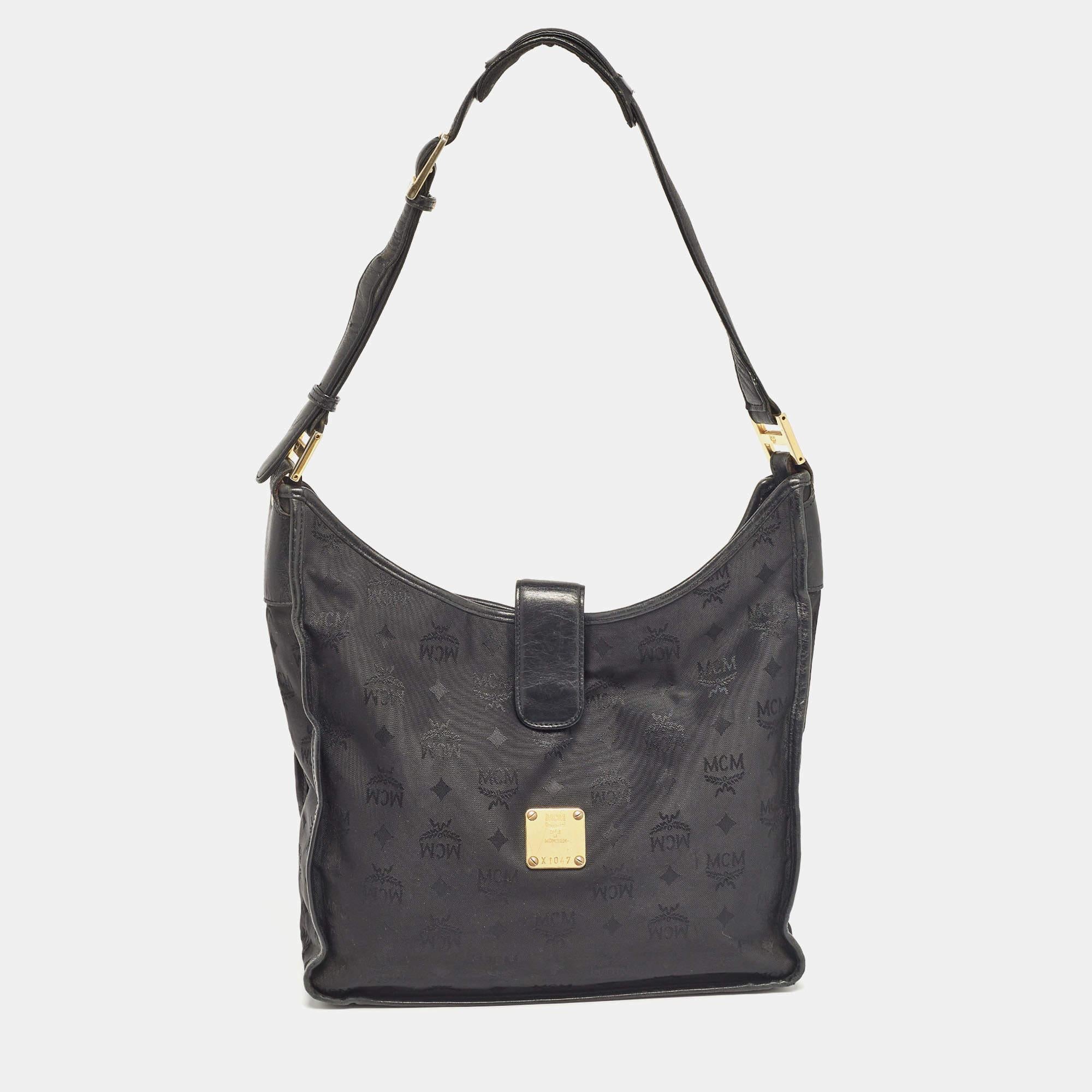 Bolso de hombro MCM Visetos negro de nailon y piel con cremallera en Bastante bueno estado para la venta en Dubai, Al Qouz 2
