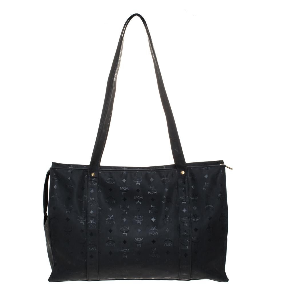 This MCM shopper tote is great for everyday use. Crafted from quality Visetos-printed nylon, it comes in a classic shade of black. It has dual handles, the brand logo in the front and gold-tone hardware. The bag opens to a fabric-lined interior that